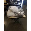 Image 1 : KINGSIZE SATIN QUILT AND 2 DOWN FILLED PILLOWS