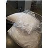 Image 2 : KINGSIZE SATIN QUILT AND 2 DOWN FILLED PILLOWS