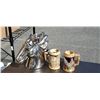 Image 2 : CAST HORSE HEAD AND 2 MUGS