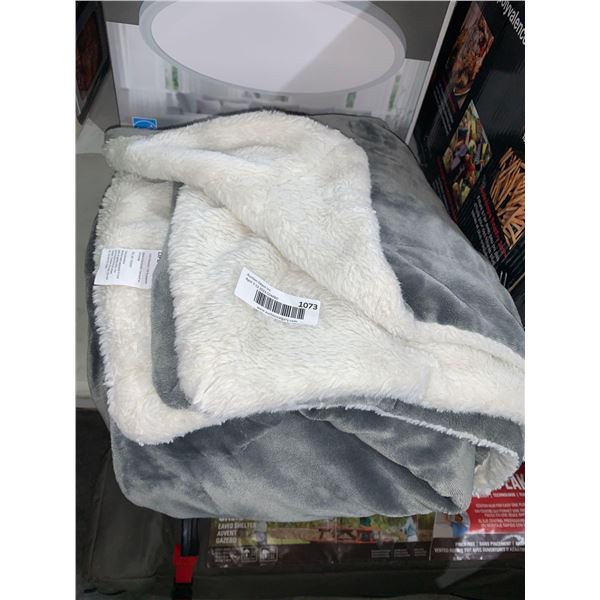 Sherpa Fleece Throw Soft and Fuzzy Throw Blanket for Sofa, Light Grey, 50x60 Inches