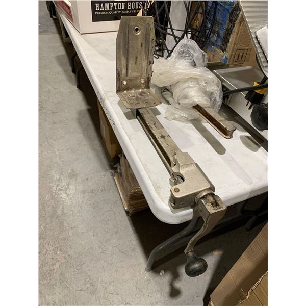 Edlund Industrial Cast Iron Manual Can Opener with Plated Steel Base