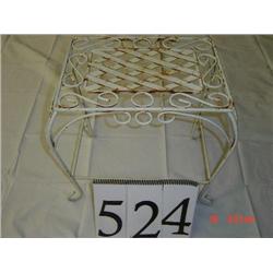 METAL OUTDOOR SIDE TABLE 17'' TALL