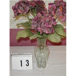 FLOWER ARRANGEMENT IN GLASS VASE