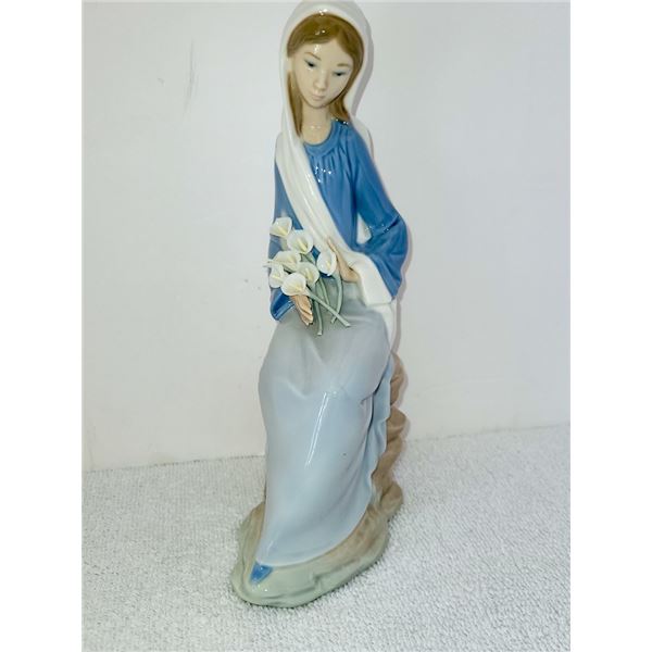 LLADRO GIRL WITH CALLA LILIES SITTING