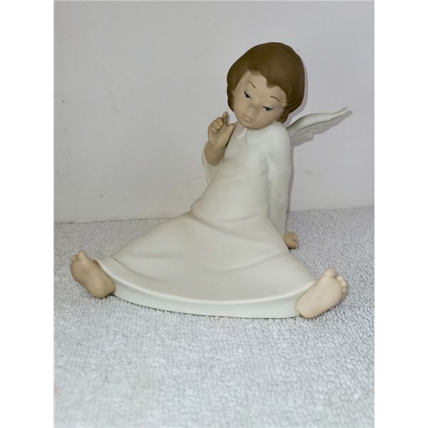 LLADRO SMALL CHILD ANGEL SITTING STATUE