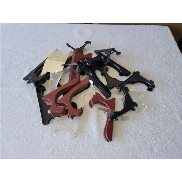 LOT OF DECORATIVE PLATE HOLDERS