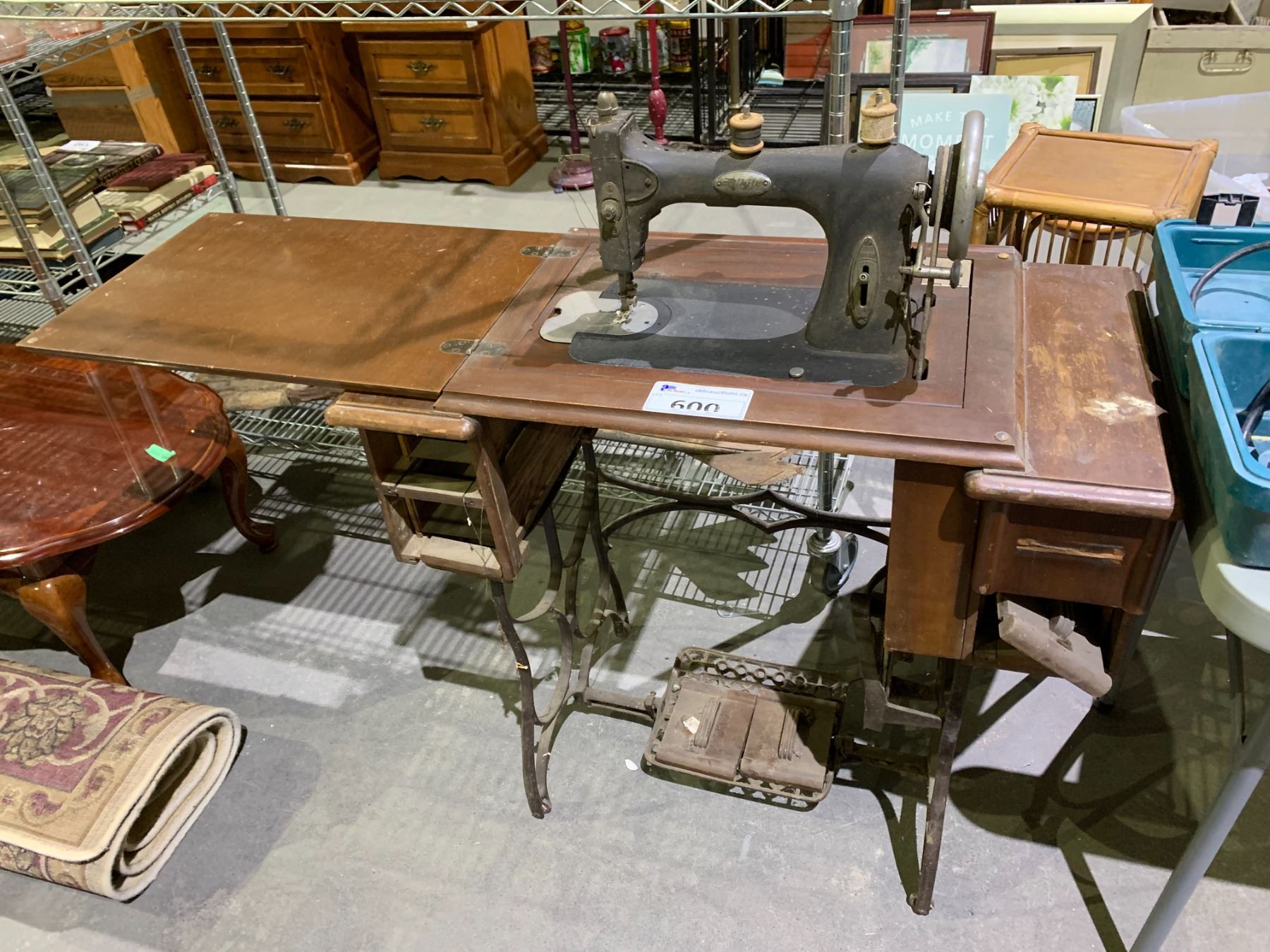 VINTAGE WHITE FAMILY ROTARY SEWING MACHINE IN TABLE - Bentley ... VINTAGE WHITE FAMILY ROTARY SEWING MACHINE IN TABLE - Bentley ...