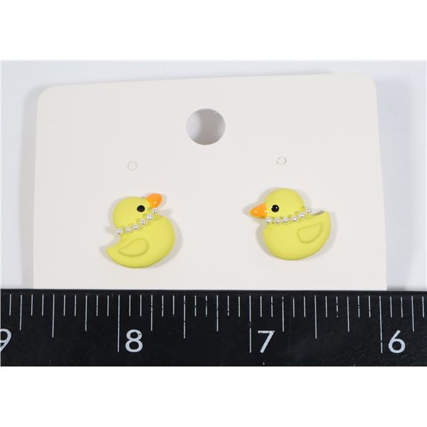 NEW DUCKS WEARING FAUX PERAL NECKLACE STUD