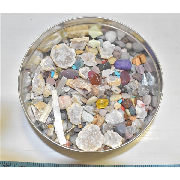 7.5" DIAMETER TRAY OF GEMSTONES & SPECIMENS +