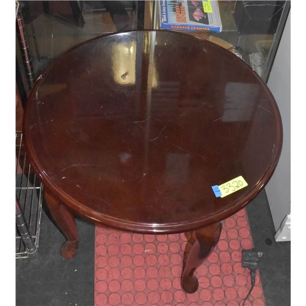 ROUND WOOD END TABLE **TOP NEEDS TLC**