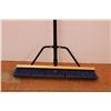 Image 2 : *Mastercraft 24" Shop Broom