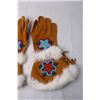 Image 2 : Indigenous Fur Trimmed Beaded Gloves