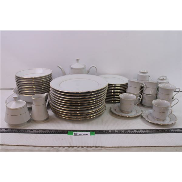 Complete set of fine white China-Crown Ming