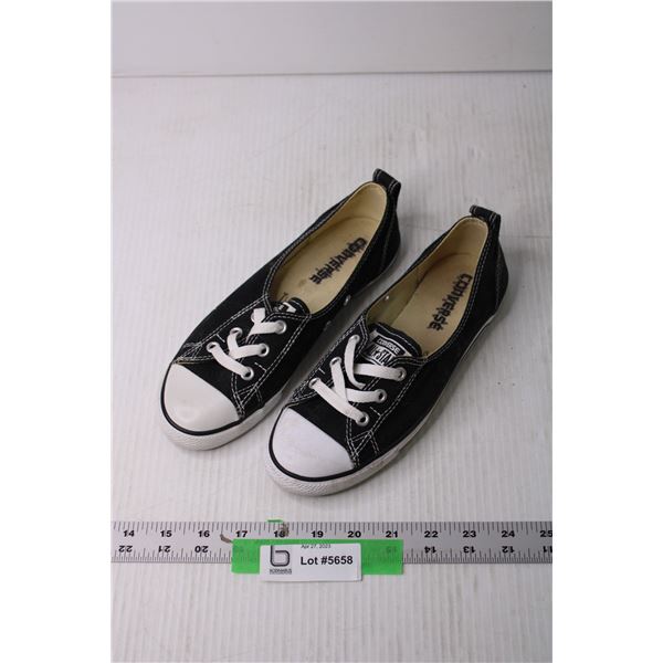 Pair of Women's Lowtop Converse Shoes - Size US 6