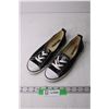 Image 1 : Pair of Women's Lowtop Converse Shoes - Size US 6