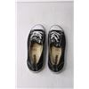Image 4 : Pair of Women's Lowtop Converse Shoes - Size US 6