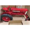 Image 2 : ERTL McCormick Farmall Model 350 Tractor Die Cast in Box Scale 1:16 