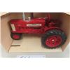Image 2 : ERTL International Harvester Farmall Model 350 Tractor Die Cast in Box Scale 1:16