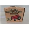 Image 3 : ERTL International Harvester Row Crop Tractor Die Cast in Box Scale 1:16