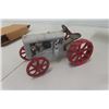 Image 3 : ERTL English Fordson Tractor '1990 Canadian International Farm Equipment Show' Die Cast In Box Scale