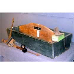 EARLY CARRYING BOX WITH BENNINGTON KNOBS, OLD HING