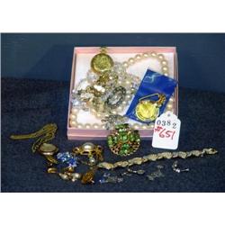 SMALL LOT COSTUME JEWELRY