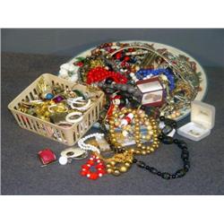 TRAY LOT COSTUME JEWELRY