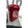 Image 8 : JOHN DEERE STARTER AND METAL JERRY CAN