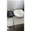 Image 2 : 2 FOLDING LAWN CHAIRS WITH 2 GEORGE FOREMAN GRILLS WORKING