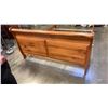 Image 2 : QUEENSIZE SLEIGH BED