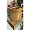 Image 8 : WICKER BASKET WITH 2 TABLE LAMPS