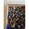 Image 2 : TRAY OF LEGO FIGURES AND PIECES