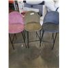 Image 3 : 3 UPHOLSTERED BAR STOOLS