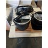 Image 2 : LOT OF COOKWARE AND CUTTING BOARD