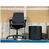 Image 1 : GREY GAS LIFT MOBILE OFFICE CHAIR & BLACK ROUND LEATHER LOOK RECEPTION SIDE TABLE