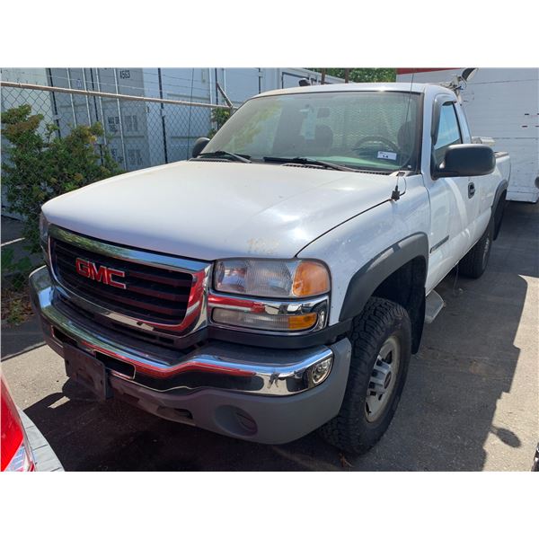 2006 GMC SIERRA 2500 HD, 2DR TRUCK, WHITE, VIN 1GTHK24U76E284521,