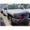 Image 2 : 2006 GMC SIERRA 2500 HD, 2DR TRUCK, WHITE, VIN 1GTHK24U76E284521,