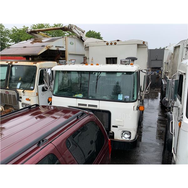 2011 AUTOCAR/GARBAGE TRUCK XPEDITOR LABRIE (PACKER), 2DR, WHITE, VIN 5VCA3S7E5BH211663,