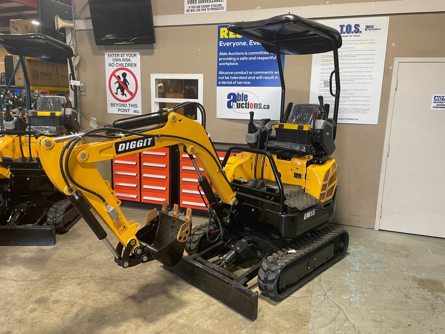2023 DIGGIT EM15 880 KG LOAD CAPACITY 43" WIDTH HYDRAULIC GAS POWERED