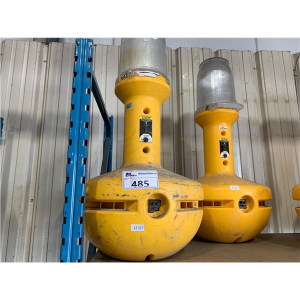 PAIR OF YELLOW CANADIAN CONSTRUCTION LARGE INDUSTRIAL ELECTRIC METAL HALID LIGHTS ( ONLY ONE LIGHT