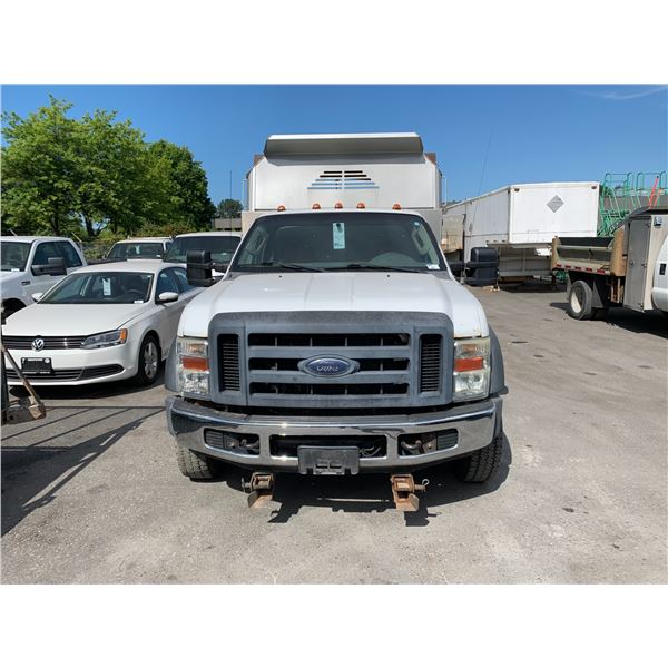 2008 FORD F450 XL SUPER DUTY, 2DR DUMP TRUCK, WHITE, VIN 1FDXF47R58EA22420,