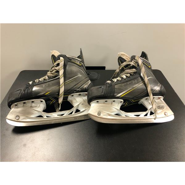 Pair of CCM Tacks 9070 ice hockey player skates - size 8.5