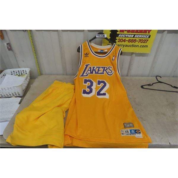 LA Lakers #32 Basketball Jersey SZ 2XL with Yellow Shorts - Magic Johnson 