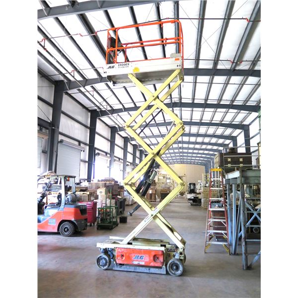 2014 JLG 1930ES Scissor Lift (Joystick Control Needs Repair or Replacement)