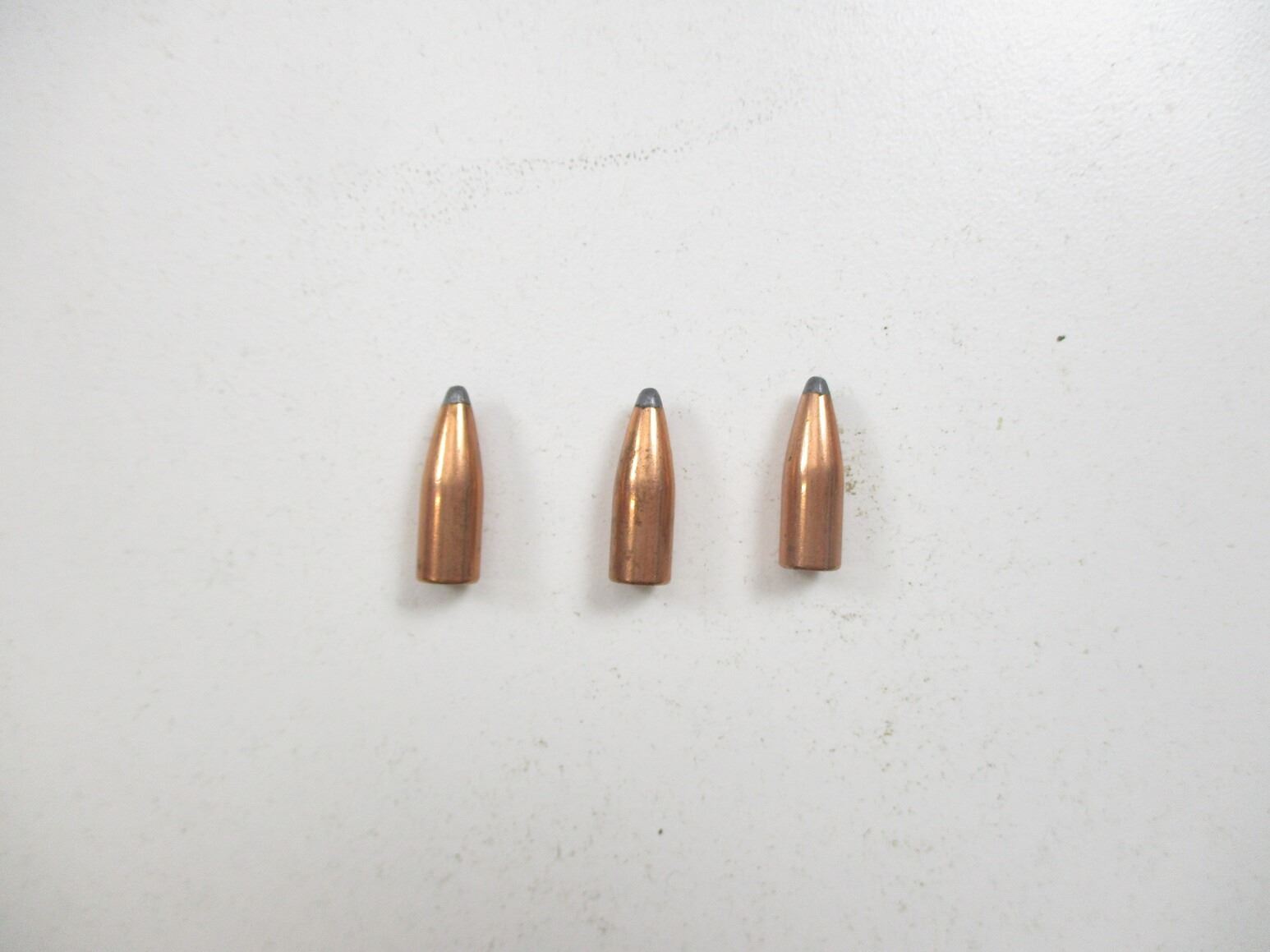 ASSORTED 22 250 RELOADING DIES AND 22 CAL BULLETS LOT assorted-22-250-reloading-dies-and-22-cal-bullets-lot