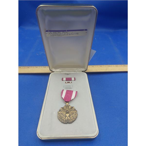 VINTAGE US ARMY MEDAL IN CASE