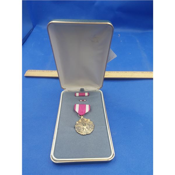 VINTAGE US ARMY MEDAL IN CASE