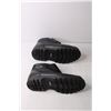 Image 4 : Pair of Womens and Mens Shoes - Size 8 Mens, Size 6 Womens