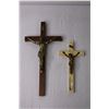 Image 2 : (2) Crucifixes and a Religious Decorative Plate