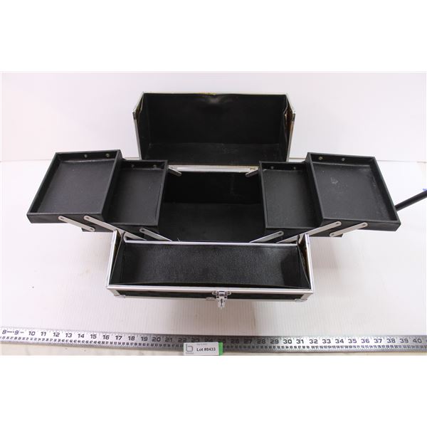 Locking aluminum make-up case